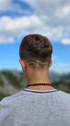 Mladi model želi puštati kosu i za ovaj low taper sa iscrtavanjem smo bili vremenski ograničeni na 10 minuta. Uz njegovu mirnu glavu i spretne frizerske ruke postigli smo željeni rezultat i photosession ✔️ #hairstyle #hair #haircut #hairlove #hairfashion #manhair #manhaircut #manstyles #frizerskistudiobellevue #kostanje #hairdetails #hairideas #barber💈 #hairinspo #hairtrends #razzor | ___Bellevue___