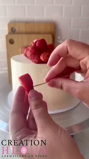 ✨️🍓LAYER CAKE fruits rouge spécial EID ✨️ Un layer cake très fruité et une explosion de saveur bouche, idéal à toute occasion, parfait pour épater vos proches à l'occasion du EID 😉 Il est composé d'un gâteau à la crème , garni d'une ganache montée FRAMBOISE oncteuse, de généreux morceaux de fraises 🍓 et framboises, le tout recouvert d'une crème au beurre à la Meringue suisse Toutes ces recettes sont disponibles dans les réelles précédent 😉 Si vous tester la recette taguer nous en story 😉 Si