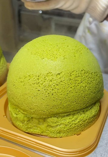 まるで雲のようなボール抹茶ケーキ🐥 洋菓子専門店のこちらのお店では、伝統ある不思議な形の抹茶味のスフレケーキが食べられる🧀 口に入れるとしゅわっと溶ける生地の滑らかさと、抹茶のビターさがたまらない！ 📍グルマンヴィタル / 垂井 ￥1000～/人 ⏰営業時間：8:00〜18:30 💤定休日：火曜日 🏠住所：〒503-2124 岐阜県不破郡垂井町宮代４４１ #東京グルメ #岐阜グルメ #tiktokfood