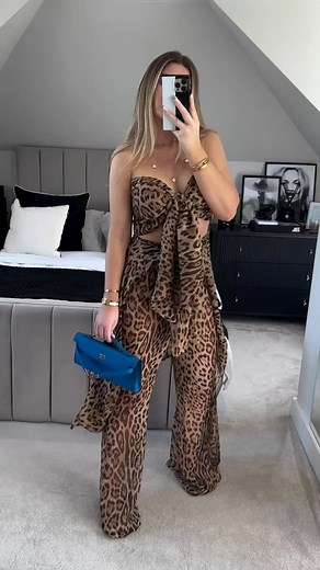 Hot for Colorblock 🖤🤍 Babe @sophiemariebennett w/ our SQUARE Black and White Colorblock case! If you’ve got it...#FLAUNTit #ProtectinStyle #MakeTheSwitch | Flaunt