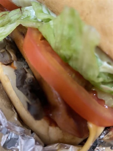 15 reactions | So ein Shopping Tag kann ganz schön anstrengend sein! 掠 Was gibt es da Besseres, als einen leckeren Hot Dog zur Stärkung?  Kommt vorbei für den perfekten Abschluss eures Ausflugs!  | Five Guys Deutschland | Facebook