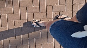 Pieds féminins en tongs marchant dans : vidéo de stock (100 % libre de droit) 3676237777 | Shutterstock