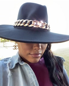 ‼️50% off everything with coupon code CY50 ‼️ This @teamwardrobe heat is a #fall must have😱😍 This hot #Fedora just hit the site. ‼️STOCK IS LIMITED, GET THEM NOW‼️ Search: 🎩CHAIN FEDORA www.teamwardrobe.com ➡️➡️➡️➡️BUY NOW AND PAY LATER WITH AFTERPAY AND SEZZLE | THE WARDROBE