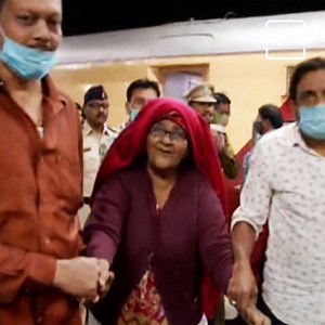 Hasina Begum who landed in Pakistan jail after losing her passport returned to India #AajNEWJDekhaKya | Briefly