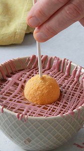 41K views · 220 reactions | This sweet treat is poppin'! 𢡄 #cakepops #blueberry #cheesecake #chocolate #dessert #dessertporn #scrumdiddlyumptious #cooking #food #recipe #foodporn #reels #foodreels  RECIPE: www.scrumdiddlyumptious.com/chocolate-blueberry-cheesecake-pops | Scrumdiddlyumptious | Facebook