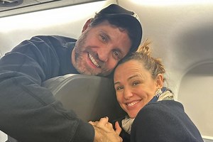 Jennifer Garner y Édgar Ramírez tuvieron un inesperado encuentro en un avión y lo compartieron con sus fans: “¡Estás bromeando!”