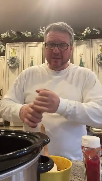 20K views · 899 reactions | Watch John prepare slow cooker pulled pork | The Crafty Decorator | Facebook