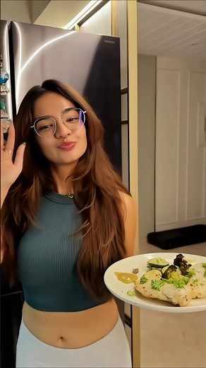 Anushka eating healthy food 😵 #shorts #anushkasen