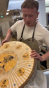 Riktig! 🤩🙏 : 🇫🇷 Comté AOP Réserve, modnet i hele 30 måneder i ostetunnelene til legendariske Mons. ✨ Fyldig, nøtteaktig, med små krystaller og masse karakter! 🧀 Finnes nå i ostedisken – men bare en begrenset periode. 📍 Kom innom og smak ekte fransk ostekunst! | Ostehuset