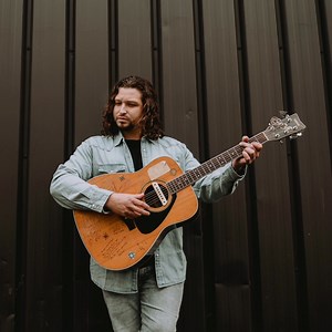 4.5K views · 198 reactions | Aujourd'hui mon p'tit frère adoptif de l'industrie a sorti une nouvelle chanson, Je voudrais exprimer la fierté dont je ressens, Et dire merci à William Deslauriers de ta confiance et de ton immense talent ! On vous prépare un EP pour très bientôt, Restez à l'affût ! Faites moi le plaisir de lui rendre hommage avec un maximum de j'aime pour mon meilleur ami ! Écoutez moé ça ! 﫶﫶﫶 | David Jalbert | Facebook