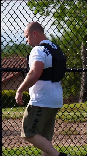 💪Fast-twitch muscle fibers have the most potential for growth, lift the heaviest weights, lead to Tinder right swipes, aid in explosive movements on the field of play, and deliver the knockout blow in the self-preservation scenario at the gas station at 3 am. 🎯With all of the benefits—let’s take a look at how to recruit more fast-twitch muscle fibers. 🔥Lift Heavy: Maximal weights move slowly BUT recruit fast-twitch muscle fibers to get the job done. A good rule of thumb is the more weight on 