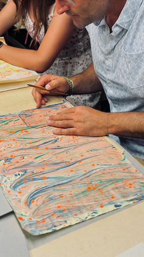 MARBLED PAPER AND BOOK MAKING CLASS With the marbled paper you created with your own hands during the first workshop (Marbled Paper Class), the second workshop begins: this time, you’ll create a small book with a leather spine and tie, and a cover made using your own marbled sheet. After cutting the paper, you’ll be guided step by step until you hold in your hands a finished object — the result of this beautiful experience. Participants: 2 to 6 Duration: 1.5 to 2.5 hours Where: Via dei Velluti 1