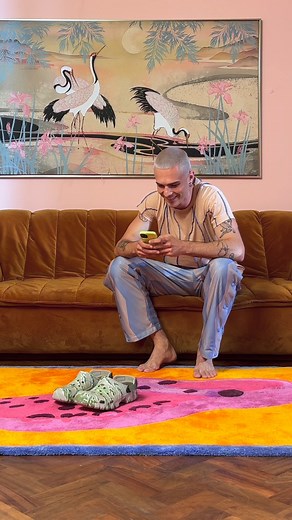 On ne refuse jamais une pool party, surtout en Crocs ! #deichmann #deichmannfr #chaussuresaddict #mode #tendance #shoelover #chaussures #style #trouverbonheurasonpied | Deichmann | Facebook