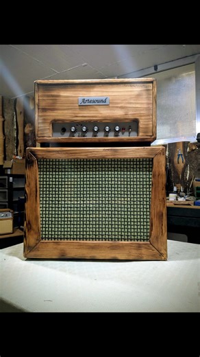 Open question for true tube lovers 👇 We’re thinking about a new single-ended 20/25 W Class A amp: Clean, dynamic tone True spring reverb Few “real” watts with responsive feel under your fingers For reference, this photo shows our Plexi800 24 W single-ended, highlighting the handwired output transformer. We’d love your opinion: 🔹 Would you actually use an amp like this? 🔹 Preferred format: Head or Combo? 🔹 Use case: Studio, Small gigs, Jazz/Blues, Pedal platform? 🔹 What would make you say: “