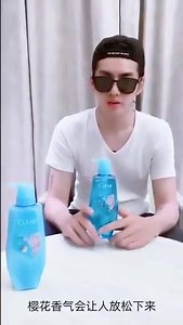 [Video] 200529 https://t.co/dppf2cXFW5 #KrisWu @ Clear Video promocional de Kris Wu para CLEAR Sakura Fresh Shampoo 🧼🌸 Vía: wu_yi_fan Subido por EXO Argentina [Ayle🌈] | EXO Argentina