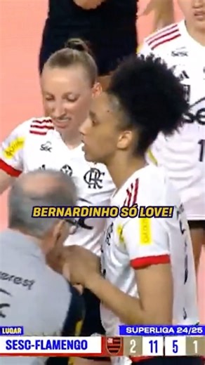 Um verdadeiro paizão 😍 Na partida entre Flamengo e Mackenzie, a central Lorena machucou o dedo e o treinador do clube deu um beijinho na mão para curar o machucado. E deu certo, Lorena voltou ao jogo e o Flamengo venceu. Fofura demais! *Contém legenda automática. #VoleiNoSportv #Volei #SuperligaFeminina #Flamengo #Bernardinho #Lorena | sportv