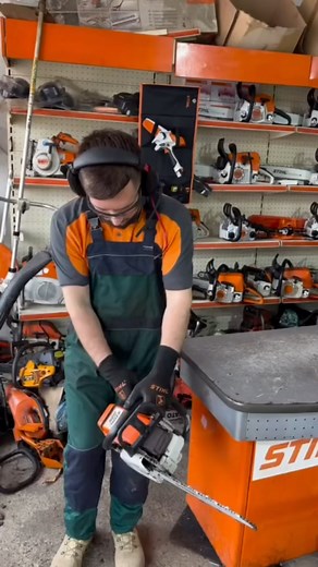 Onlarda Akım Bizde Akım 😂 Motoru Tekte Çalıştıran Arkadaşına Gönder #akım #akımlar #akımvideoları #yeniakım #keşfett #kesfetteyiz #keşfetedüş #keşfettengelenlertakipetsin #keşfetteyim #gi̇resun #giresunda1yer #reelsvideo #odun #motor #husquarna #husqvarna #motorlutestere #fyp #espiye #köyürünleri #doğalyaşam | Kürşat Oflu