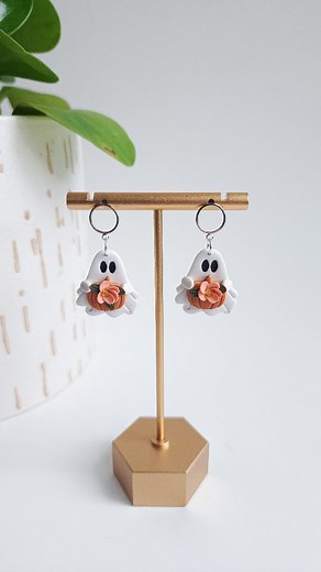 🎃👻Pumpkin Ghosts! Love sheet Ghosts anything, just about! And I love how these little ghosts holding pumpkins with flowers came out!💐 . . . #magnolias_studios #shopsmall #polymerclay #polymerclayearrings #polymerclayaddict #polymerclayjewelry #clayearrings #clay #clayartist #claycutters #earringmaker #earrings #earringobsession #earringsofinstagram #statementearrings #content #handmade #claymaker #handmadeearrings #uniqueearrings #statementearrings #lightweightearrings #halloween #autumnfashi