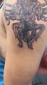 🌺 Chamunda Maa, the fierce and powerful Hindu goddess, is often depicted with a trishula (trident) and a chakra (discus) in her hands. And what better way to honor her strength and protection than with a stunning Chamunda Maa tattoo? This intricate design not only showcases your devotion, but also serves as a constant reminder of her grace and fearlessness. Let this tattoo be a symbol of your unwavering faith and unbreakable spirit. 🙏🏽 . . #chamundamaa #tattoolove #divineink #hindugoddess #st