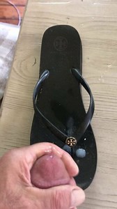 Cumming on her Tory Burch flip flops