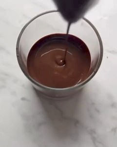 No-Bake Protein Bars with @lilylykkes - a perfect little treat to share 🤤❤️ Recipe below 👇 What you’ll need: ✨ 1 banana ✨ 100ml almond milk ✨ 150g oats ✨ 30g Myvitamins Beauty Collagen Powder ✨ 50g peanut butter ✨ 100g dark chocolate ✨ berries for decoration Method: • Add all the ingredients, apart from the chocolate and decorations, into a blender and mix until combined - if it is too dry, add a splash more almond milk. • Press into a lined loaf tin and chill in the fridge for a couple of hou