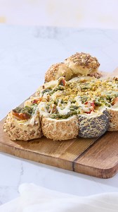 Feestelijk brood bestaande uit 12 mini-broodjes getopt met zaden & pitten. Perfect om te vullen met bijvoorbeeld mozzarella, gedroogde tomaat en basilicumpesto. 🍅 Het hele recept vind je hier: https://bit.ly/plukbrood-om-te-delen #sharing #horeca #chef | FoodXperience