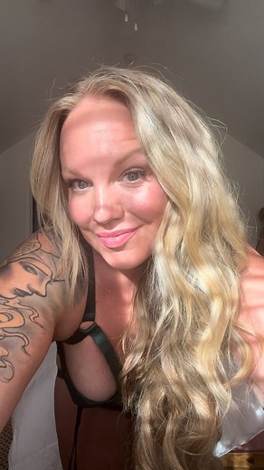 @channypack does large scale event production and that means she leaves. Sometimes a lot. Luckily we love space and missing each other but I also love to be a constant distraction. 😜 If you’re somebody who uses and likes my “videos for self portraits” tip— trust me your next level is the gif. V fun. V flirty. You’re welcome. 😅😘 | Erin Brown