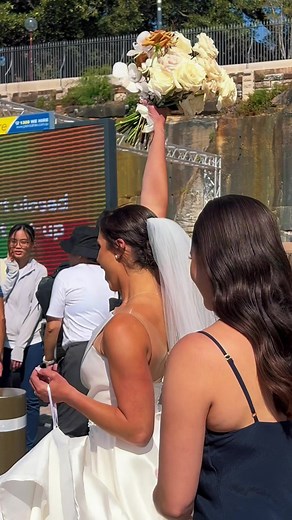 This Beautiful bride was at the right place👰🏽‍♀️❤️ #tiamo #sydney #bride #surprise #operahouse #operahousesydney #australia #esteriorebrothers #singing #sing #singer #cantare #fy #fyp