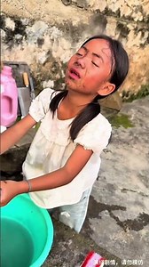 Mẹ khóc thét khi thấy con gái đi chơi về...
