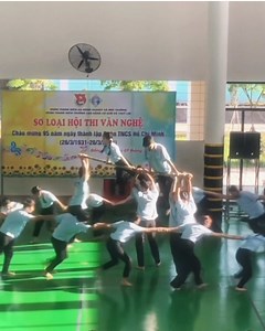 Múa Văn Nghệ Trường với Phùng Khánh Linh