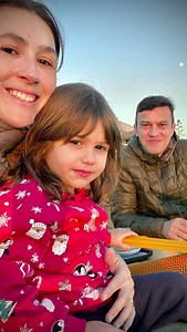 6.2K views · 136 reactions | Programinha exclusivo com mamãe e papai: ver o por do sol ☀️ Importante nossa primogênita ter alguns momentos só dela conosco… Momentos simples, vendo o por do sol bem agasalhados mais com coração aquecido de estarmos juntos ❤️❤️ | Viajo Logo Existo | Facebook