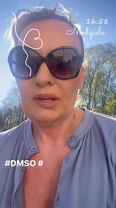 #DMSO #DMSO to skrót od dimetylosulfotlenek. Występuje w postaci bezbarwnego, bezwonnego, klarownego płynu, o delikatnie oleistej konsystencji. Pozyskiwany z miazgi drzewnej lub wytwarzany syntetycznie. Zwalcza stany zapalne, działa antybakteryjnie, zabija grzyby i wirusy, działa przeciwbólowo, Pomaga w szybszym gojeniu ran i pozytywnie wpływa na pracę układu immunologicznego. Kolejnym zastosowaniem DMSO są trudno gojące się rany i odleżyny. Produkt z łatwością przenika przez błony tkankowe, dla