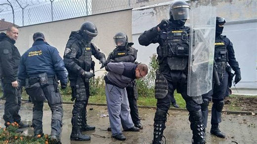 Dýmovnice a létající předměty. V Brně se připravovali na vězeňskou vzpouru