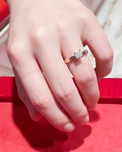 Vous vous mariez cette année ? Trouvez l’alliance parfaite qui sublimera votre bague de fiançailles. ✨ https://bit.ly/3vy18kM | Histoire d'Or