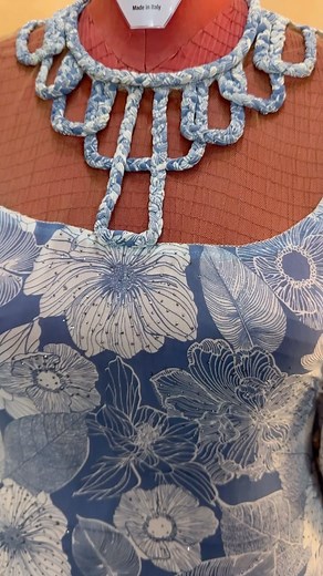 ✨Découvrez la robe longue fluide création Grace Wallace✨ Plongez dans l’univers raffiné de Grace Wallace avec cette création unique, alliant légèreté, fluidité et confort. Chaque robe incarne un savoir-faire minutieux et une élégance intemporelle. Laissez-vous séduire par une expérience immersive dans notre maison de couture, où chaque détail reflète les valeurs de Grace Wallace : excellence, tradition et innovation. ✨Une expérience inoubliable✨ Vivez le luxe autrement, avec une robe qui vous en