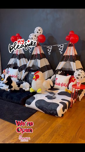 ❤️Calling all Chick-fil-A fans! It’s a sleepover made for 12 little nuggets red white tents, cow spots, and all the chicken-loving fun. Because who needs a drive-thru when the party comes to your living room? Eat Mor Chikin, make more memories. #GlitzAndGlamp #RaleighNC #Chick-fil-A #glitzglamp #ChickfilAAtHome #12Nuggets #EatMorChikin #SleepoverGoals #TPtentParty #RaleighMoms #GlamAndNuggets #ChickfilaVibes www.glitzglamp.com | Glitz & Glamp
