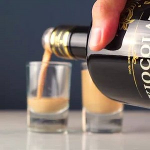 Comparte unos deliciosos shots de licor de chocolate 🍫 con trocitos de chocolate. 😱😱😍 Ponle sabor al fin de semana y llena esos vasitos de pura felicidad. Pedidos en: www.xiocolat.com | Amazon | Amazon prime 🍫🍫🍫 | Xiocolat