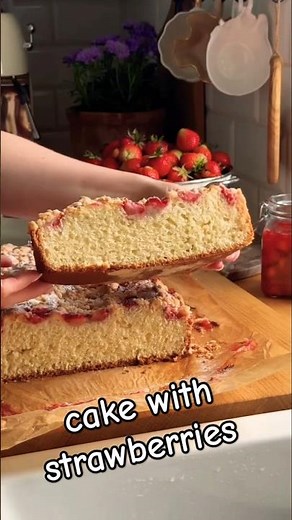 Fluffy yeast cake with strawberries? #baking #eggfreebaking #foodiefavorites #thebakefeed #food