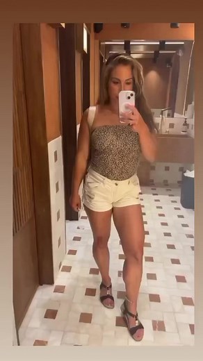 Catching some rays ☀️ Some waves 🌊 And some favs ♥️ #summer #sun #fun #boat #beach #girlswholift #girlswithmuscle #quads #glutes #calves #fit #fitnessmotivation | Krystle Spence