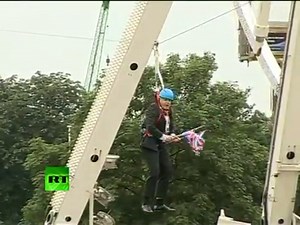 Video_ London mayor Boris Johnson gets stuck on zip wire