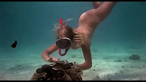 Beautiful woman swimming naked underwater - YTboob