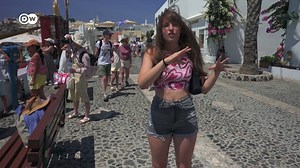 Insula Santorini din Grecia suferă din pricina turismului de mase. Când acostează acolo vasele de croazieră, deseori mai multe în același timp, populația insulei se dublează. Cum se simt localnicii în aceste condiții? Cum e să crești aici? DW a întâlnit-o pe Anna Dalamani, în vârstă de 18 ani, care a povestit cum e viaţa într-un paradis turistic. | DW Română