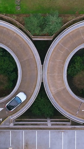 Die einen lieben die Citroën-Oldtimer wegen ihrer Geschichte, die anderen geniessen die Technologie und den Komfort im Alltag der neuen Modelle. In jedem Fall bietet Citroën, damals wie heute, eine unvergessliche Reise. Hast du erraten, um welche Modelle es sich in dem kommenden Video handeln wird?  #oldtimer #citroën #citroenschweiz #CitroënSuisse #classiccar #100yearscitroen #100jahrecitroen | Citroën | Facebook