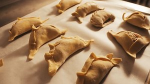 Man Cooking Empanadas Argetinian Pie Samosa: Video có sẵn (100% miễn phí bản quyền) 3764455673 | Shutterstock