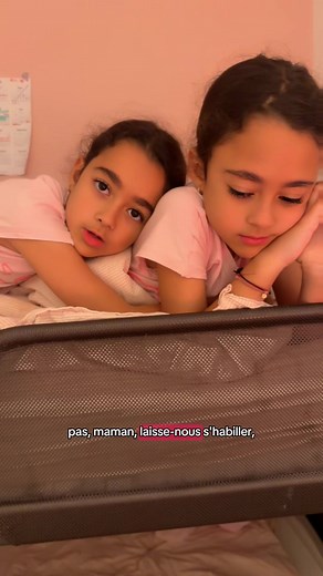 👻 matarafamily IG matara.family Cette relation que peu de gens peuvent comprendre . Elles sont si fusionnelles et ne se séparent jamais. J’ai pourtant essayé quelques fois pour que ça soit moins difficile a l’avenir si séparation il doit y avoir ( études par exemple) et bien impossible elles se suffisent à elles même mes bébés 🥹❤️ alors finalement tant qu’elles sont heureuses comme ça … c’est OK #twins #fyp #pourtoi #love #sister