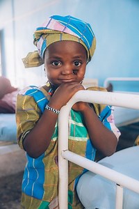 🎙 When she was four years old, Aisha got noma. Her cheek started swelling and some of her teeth fell out. Quickly the flesh and bones in her face were destroyed and a hole appeared. Luckily, one day a local person visited the family and took Aisha and her mother on the 12-hour drive to Sokoto Noma Hospital, supported by MSF. Finally, Aisha had reconstructive surgery to repair the hole in her face. Now Aisha is counting the days until she can go to school. She wants to be a teacher. ➡ Noma is a 