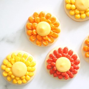 How to pipe beautiful fall flower cookies with buttercream frosting. EASY. https://thedecoratedcookie.com/piped-flower-cookies/ | The decorated cookie