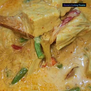 Happy Friday Everyone, 2nd recipe for Raya series, Kuah Lodeh..this is my mums recipe, no udang, no tauhu, no buah keras...super simple but sgt sedap...selamat mencuba...🤗 Ingredients :- 3 cili padi 4 cloves of garlic Small piece ginger 1 small silce of lengkuas 1 small piece of fresh turmeric 1 onion 1 tbs dried shrimp ( soaked in water) Blend all above ingredients into smooth paste. 3 tbs dried chili paste 1 lemongrass 6 long beans 1 tempe Handful soo hoon (soaked in hot water( Handful fucuk 