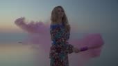 Jolie fille tenant une bombe fumigène rose femme est debout sur la...