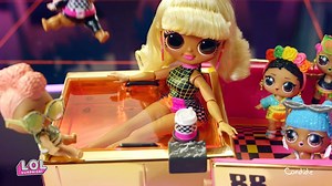 🚗 Para as bonecas L.O.L. Surprise! dirigirem com estilo: LOL Surprise! Car-Pool Coupe Um incrível carro com piscina e pista de dança. Inclui uma boneca L.O.L. exclusiva, a Drag Racer! Os faróis são de luz negra e fazem a boneca brilhar, mostrando ainda mais surpresas. É só pressionar os faróis para eles se abrirem. E o porta-luvas também abre, para a boneca guardar todas as suas surpresas dentro! | Candide Brinquedos